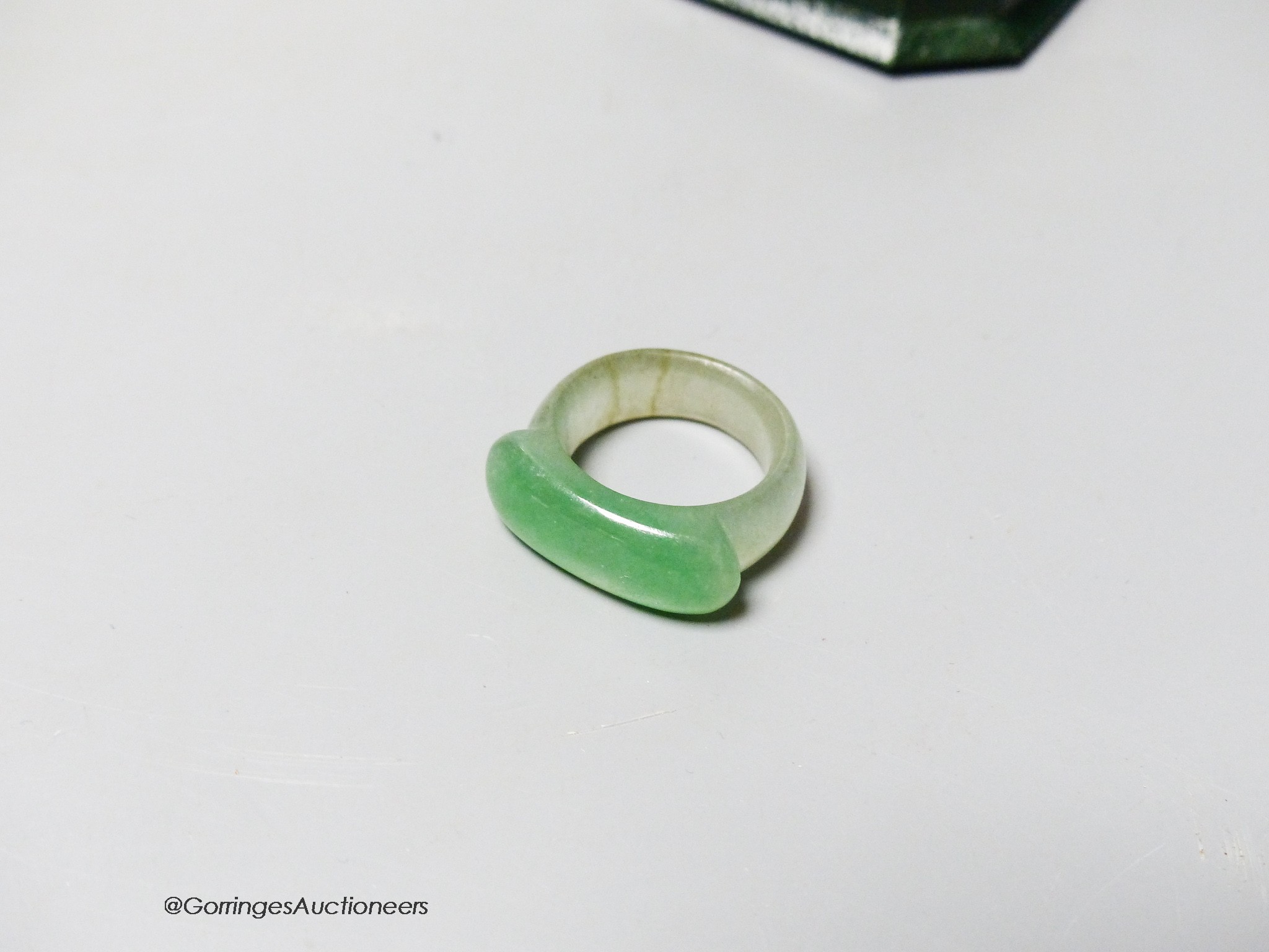 A Chinese jadeite ring, 19th/20th century, 22mm diameter